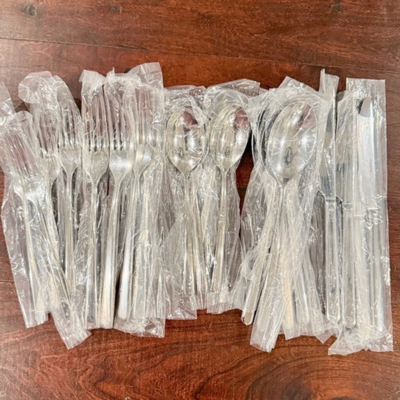 New! Quince x Sambonet Gia Minimalist 20 Piece Flatware Set - Picture 6 of 8